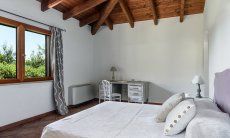 Villa Isabelle | Schlafzimmer 5 mit Blick ins Grüne, ausgestattet mit Schreibtisch und Heizung Villa Isabelle, Torresalinas