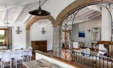 Villa Isabelle | Großer Saal in Essbereich und Wohnbereich aufgeteilt Villa Isabelle, Torresalinas