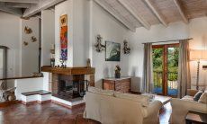 Villa Isabelle | Hohes Wohnzimmer mit sichtbarem Dachstuhl und großem Kamin mit Schutzglas Villa Isabelle, Torresalinas