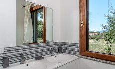 Villa Isabelle | Bad 2 mit doppeltem Waschbecken und Blick ins Grüne Villa Isabelle, Torresalinas