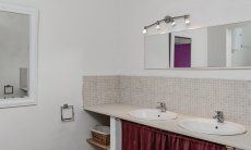 Villa Isabelle | Bad 1 mit zwei Waschbecken und viel Platz Villa Isabelle, Torresalinas