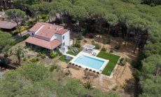 Villa Pola | Ein großes, eingezäuntes Grundstück umgibt die Villa mit Pool Villa Pola, Luftansicht