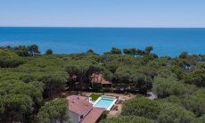 Villa Pola | Die Villa mit Pool liegt unter schattigen Pinien nur wenige Meter vom Meer Villa Pola, Luftansicht