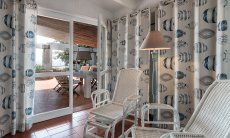 Casa 23 | Blick vom Schlafzimmer 1 auf die teilüberdachte Terrasse mit großem Esstisch Casa 23, Sant Elmo