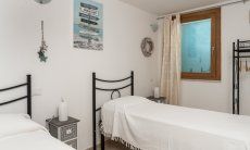 Villa del Campo | Schlafzimmer 5 mit zwei zusammenstellbaren Einzelbetten im UG Villa del Campo, Is Molas, Pula