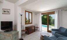 Villa del Campo | Blick aus dem Wohnzimmer zum Pool und Garten Villa del Campo, Is Molas, Pula