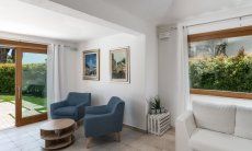 Villa del Campo | Wohnzimmer mit großen Fenstern und gemütlichen Lesesesseln Villa del Campo, Is Molas, Pula