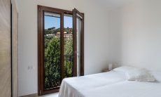 Villa del Campo | Schlafzimmer 2 im ersten Stock mit Blick auf die Hügel von Is Molas Villa del Campo, Is Molas, Pula