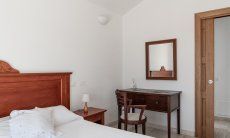 Villa del Campo | Schlafzimmer 1 im ersten Stock mit Doppelbett Villa del Campo, Is Molas, Pula