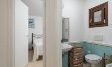 Villa del Campo | Bad 4 mit Dusche und Schlafzimmer 5 im UG Villa del Campo, Is Molas, Pula