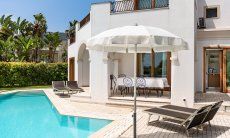 Villa del Campo | Aussenansicht vom Pool mit Terrasse und Esstisch Aussenansicht vom Pool mit Terrasse und Esstisch