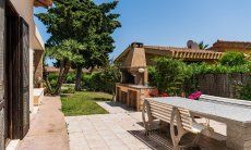 Villa Palme | Seitlicher Garten mit Granittisch und Barbeque zum leckeren Essen Villa Palme, Costa Rei
