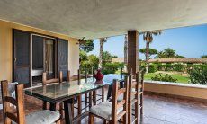 Villa Palme | Esstisch auf der überdachten Terrasse Villa Palme, Costa Rei