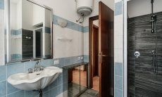 Villa Palme | Bad 1 mit Dusche und Badewanne Villa Palme, Costa Rei