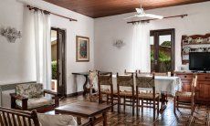 Villa Palme | Essbereich mit großem Tisch und Zugang zum Garten Villa Palme, Costa Rei