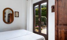 Villa Palme | Schlafzimmer 3 mit Doppelbett und Terrassentür Schlafzimmer Villa Palme, Costa Rei