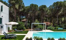 Villa Pola | Gepflegter Pool neben dem Haus und neben den Pinienbäumen Villa Pola, Santa Margherita di Pula