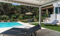 Villa Pola | Moderner Pavillon neben dem Pool bietet viel Schatten zum Entspannen Villa Pola, Santa Margherita di Pula