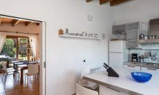Villa Su Tauloni | Küche mit Blick auf die Esstische, im Wohnzimmer oder im Freien je nach Wahl Villa Su Tauloni, Is Molas, Südsardinien