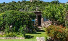 Villa Su Tauloni | Zugang vom grünen Garten zu einem der Schlafzimmer Villa Su Tauloni, Is Molas, Südsardinien