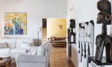 Villa Su Tauloni | Wohnzimmer mit Einrichtungsartikeln aus aller Welt Villa Su Tauloni, Is Molas, Südsardinien