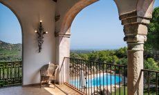 Villa Fiorita | Überdachte Panoramaterrasse mit Blick zum Pool und übers Tal bis zum Meer Hausdarstellung