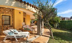 Villa Tiziana 11 | Terrasse rund um einen Teil des Hauses mit gemütlichen Sonnenliegen, Außensofa, Esstisch und Garten Hausdarstellung