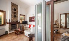 Villa Tiziana 11 | Von der Sofaecke kommt man in den überdachten Innenhof Hausdarstellung