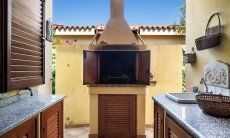 Villa Tiziana 11 | Der gemauerte Barbecue direkt neben dem Haus und einer praktischen Arbeitsplatte mit Spülbecken lädt zum Grillen ein Hausdarstellung