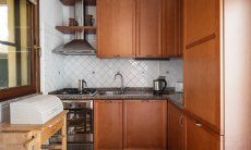 Villa Tiziana 11 | Die Einbauküche bietet Spülmaschine, Gasherd, Elektroofen und einen großen Kühl- und Gefrierschrank Hausdarstellung