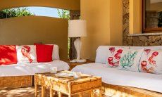 Villa Tiziana 11 | Die mediterranen Dekokissen auf dem Bamussofa lassen Feriengefühl aufkommen Hausdarstellung