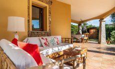 Villa Tiziana 11 | Sofa aus Bambus zum Ausspannen im Freien auf der der Terrasse Hausdarstellung