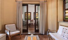 Villa Tiziana 11 | Der überdachte Innenhof wird mit gemütlichen Sofas zum weiteren Wohnzimmer Hausdarstellung