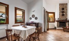 Villa Tiziana 11 | Geräumiges Esszimmer mit rustikalem Esstisch Hausdarstellung