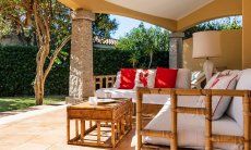 Villa Tiziana 11 | Die ausgefallene Architektur der Villa bietet ein echtes Wohnzimmer im Freien mit einladenen Sofamöbeln Hausdarstellung