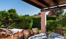 Villa Roberta | Der Blick geht in's Grüne Hausansicht, Garten und Terrasse
