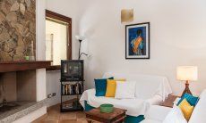 Villa Gioconda 21 | Sofaecke mit Kamin und TV Hausdarstellung