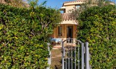 Villa Sandra | Eingangstor zum Garten Hausdarstellung