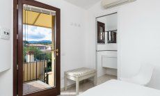 Villa Sandra 43 | Schlafzimmer 3 im ersten Stock mit Ensuite Bad, Klimaanlage und privatem Zugang von Außen Hausdarstellung