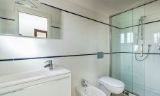 Villa Sandra | Ensuite Bad vom Schlafzimmer 3 Hausdarstellung