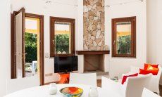Villa Sandra 43 | Zugang vom Wohnzimmer auf die Terrasse Hausdarstellung