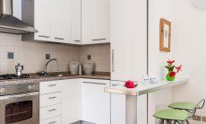 Villa Sandra 43 | Küchenzeile mit Gasherd, Ofen, Spülmaschine, großem Kühl- und Eisschrank Hausdarstellung