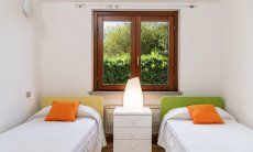Villa Sandra 43 | Schlafzimmer 2 mit zwei Einzelbetten und Gartenblick Hausdarstellung