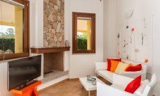 Villa Sandra 43 | Helles Wohnzimmer Couch, Kamin und TV Hausdarstellung