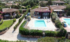 Villa Maestrale | Frontansicht des Hauses mit Privatpool, Parkplätzen und Terrassen Hausdarstellung Villa Maestrale, Cala Ginepro, Nordsardinien