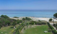 Villetta Fabio | Strandlage: Der Garten (links) endet direkt am Strand Strandlage