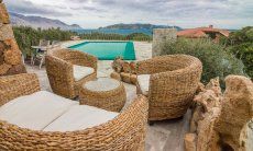 Villa Maestrale | Gemütliche Sitzmöbel auf der Terrasse mit Meerblick Villa Maestrale, Cala Ginepro, Olbia