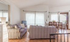 Villa Maestrale | Wohnzimmer mit Couchgarnitur und großen Panoramafenstern Villa Maestrale, Cala Ginepro, Olbia