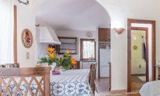Villa Maestrale | Esstisch, Küche und Zugang zum Schlaftrackt Villa Maestrale, Cala Ginepro, Olbia