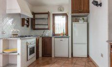 Villa Maestrale | Gut ausgestatte Küche mit Gasherd, Ofen, Spülmaschine und großem Kühl- und Eisschrank Villa Maestrale, Cala Ginepro, Olbia